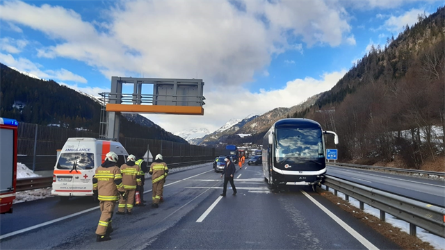 Foto für Einsatz: Verkehrsunfall mit Reisebus